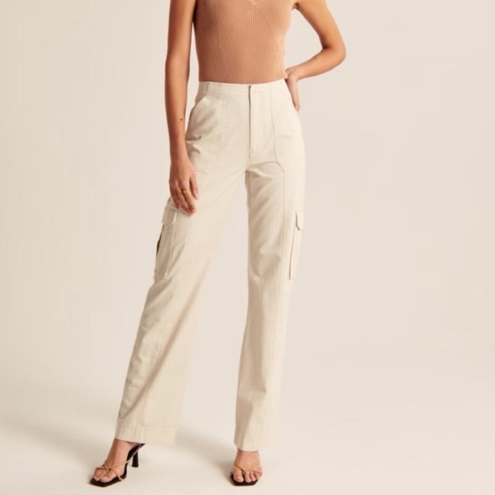 Abercrombie Cream Relaxed Cargo Pant, size 28 Long